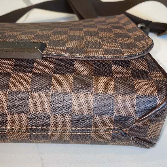 Louis Vuitton IMMACULATE and RARE Damier Ebene Crossbody Bag - Picture 6 of 14